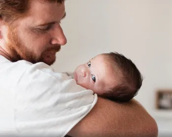 Lei que aumenta gradualmente a licença-paternidade é sancionada; entenda