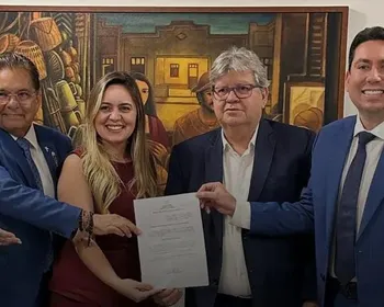 As fraturas e faturas de Adriano Galdino para João Azevêdo e Hugo Motta