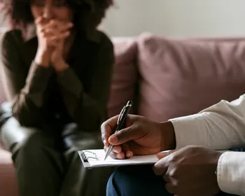 Saúde mental: quais as diferenças no tratamento com psicólogos, psicanalistas e psiquiatras?