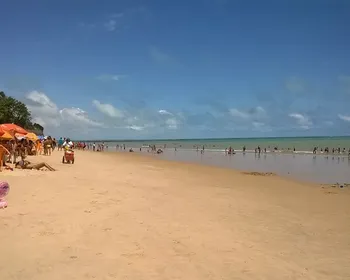 Idoso é resgatado em estado grave após entrar no mar da Praia do Seixas, em João Pessoa