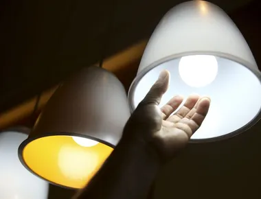 Conta de luz fica mais barata em dezembro; entenda