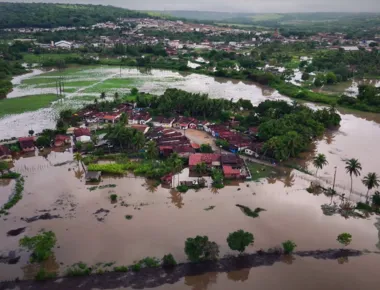 Água do Rio Mamanguape baixa, e moradores afetados pela chuva em Rio Tinto voltam para casas