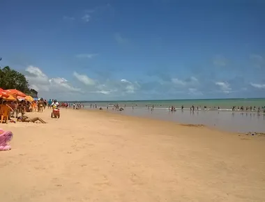 Idoso é resgatado em estado grave após entrar no mar da Praia do Seixas, em João Pessoa