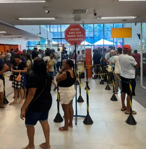 
				
					Agência bancária é autuada após consumidores aguardarem mais de uma hora em fila, em João Pessoa
				
				