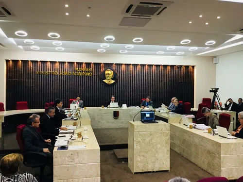 
				
					TCE vai pagar R$ 23 milhões a conselheiros e procuradores por acervo processual
				
				