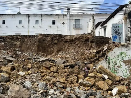 
				
					Após desabamento, reunião define medidas para reconstrução do muro do Mosteiro de São Bento
				
				