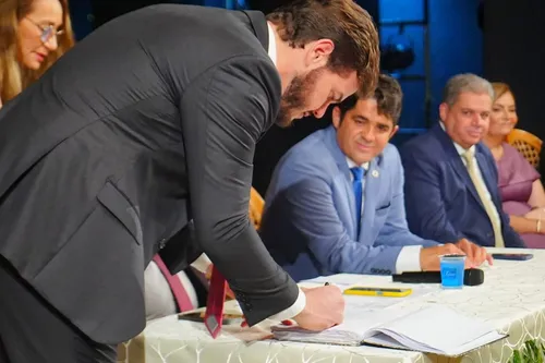 
				
					Após suspeitas com empresa contratada pela PMCG, chefe de gabinete do vice-prefeito é exonerado
				
				