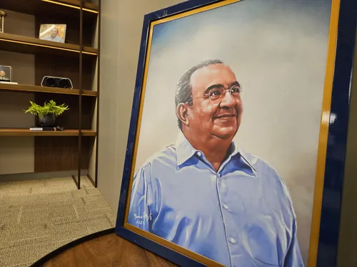 
				
					Artista homenageia fundador do Grupo São Braz com pintura
				
				