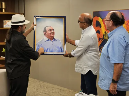 
				
					Artista homenageia fundador do Grupo São Braz com pintura
				
				