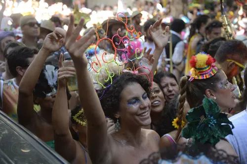 
				
					Blocos Fazendo Amigos e Jacaré do Castelo desfilam pelas ruas de João Pessoa
				
				