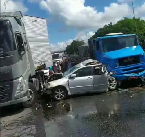 
				
					Carro é esmagado entre caminhões em acidente na BR-101, em João Pessoa
				
				