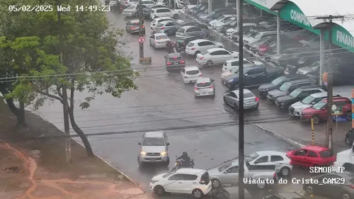 
				
					Chuva intensa deixa ruas alagadas, semáforos com defeito e trânsito lento
				
				