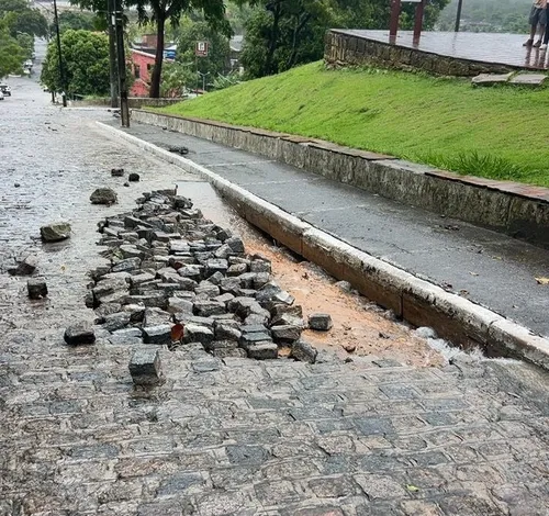 
				
					Chuva intensa deixa ruas alagadas, semáforos com defeito e trânsito lento
				
				
