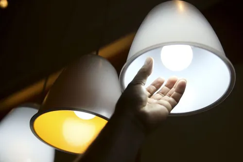 
				
					Aneel reajusta bandeira tarifária para outubro e conta de luz vai ficar mais barata
				
				