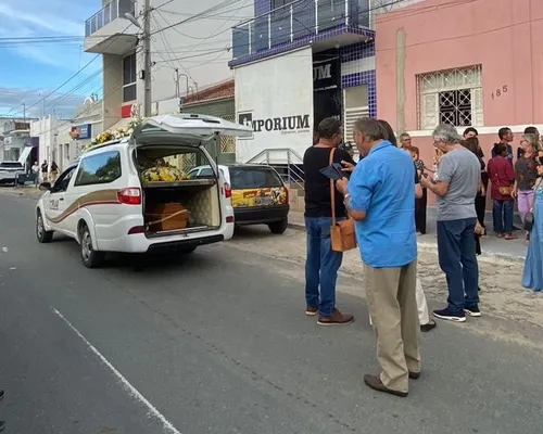 
				
					Corpo de Vital Farias é enterrado na cidade de Taperoá
				
				