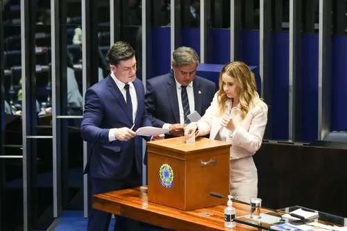 
				
					Daniella Ribeiro se torna a primeira mulher a ocupar o cargo de 1ª secretária do Senado Federal
				
				