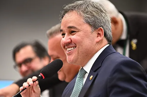 
				
					Senador Efraim Filho sofre acidente de trânsito em rodovia no Sertão da Paraíba
				
				