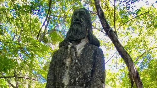 
				
					Estátua de Tiradentes esquecida em mata de João Pessoa vira mistério
				
				