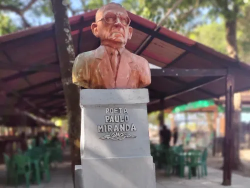 
				
					Estátua de Tiradentes esquecida em mata de João Pessoa vira mistério
				
				