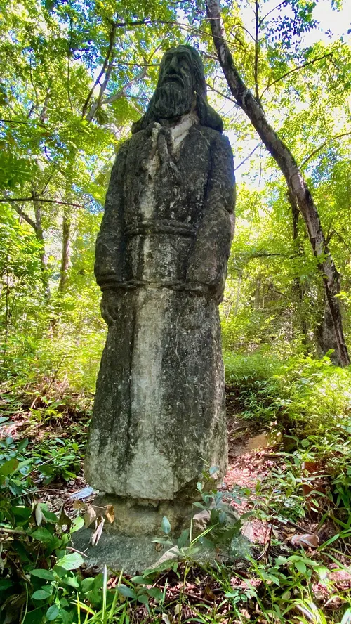 
				
					Estátua de Tiradentes esquecida em mata de João Pessoa vira mistério
				
				