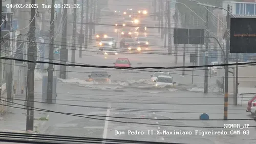 
				
					Forte chuva atinge João Pessoa e causa transtornos em vários bairros
				
				