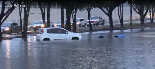 
				
					Fortes chuvas causam alagamentos e transtornos em João Pessoa
				
				