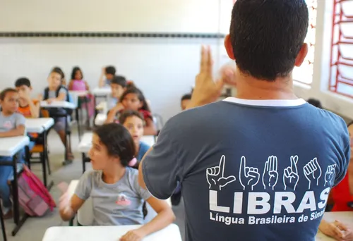 
				
					Fundação abre seleção para tradutor e intérprete de Libras na Paraíba
				
				