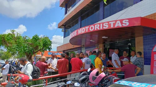 
				
					Greve dos motoristas de ônibus é encerrada após categoria aceitar proposta
				
				