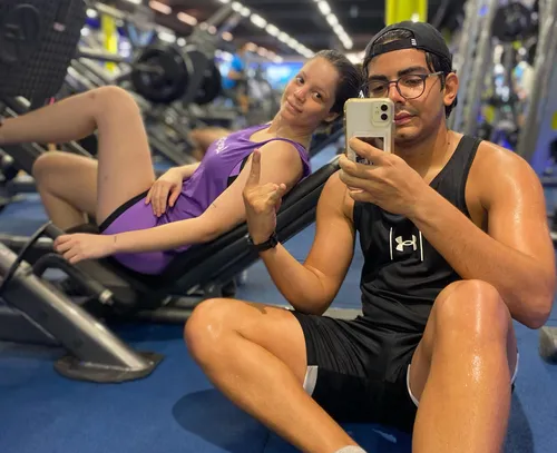 
				
					Marido falha em exercício físico na academia, esposa o salva e vídeo viraliza nas redes sociais
				
				