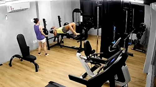 
				
					Marido falha em exercício físico na academia, esposa o salva e vídeo viraliza nas redes sociais
				
				