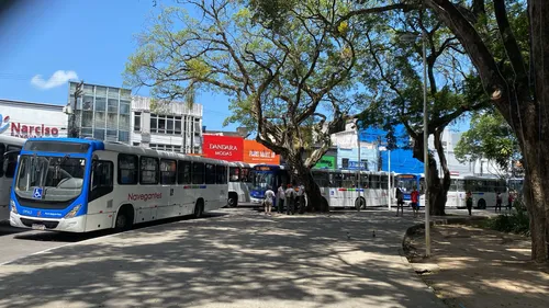
				
					Motoristas de ônibus de João Pessoa fazem paralisação cobrando aumento de salário
				
				