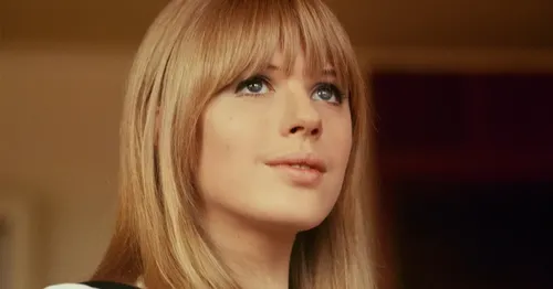 
				
					Não há Swinging London sem Marianne Faithfull
				
				
