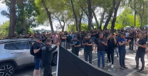 
				
					Policiais fazem novo protesto em frente à granja do governador, em João Pessoa
				
				