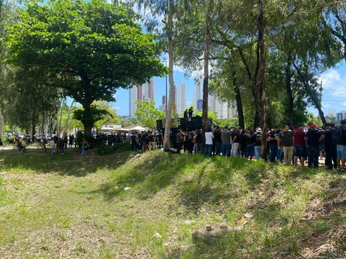 
				
					Policiais protestam em frente à Granja Santana, residência do governador
				
				