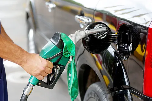 
				
					Preço do litro de diesel é reduzido em R$ 0,16 para distribuidoras, anuncia Petrobras
				
				