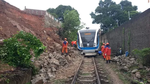 
				
					Queda de barreira em João Pessoa interrompe parcialmente a circulação de trens urbanos
				
				