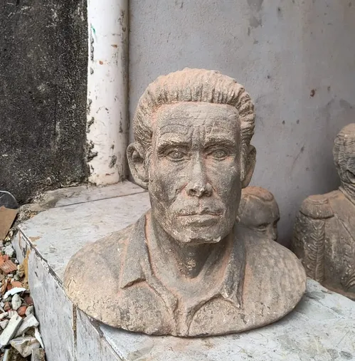 
				
					Estátua de Tiradentes esquecida em mata de João Pessoa vira mistério
				
				