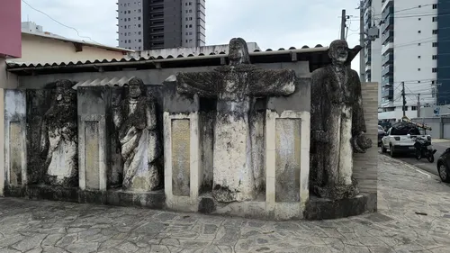 
				
					Estátua de Tiradentes esquecida em mata de João Pessoa vira mistério
				
				