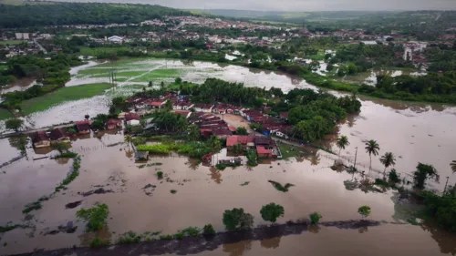 
				
					Água do Rio Mamanguape baixa, e moradores afetados pela chuva em Rio Tinto voltam para casas
				
				