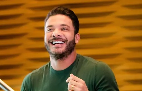
				
					Safadão deixa hotel e canta com trio, no meio do público, em Campina Grande: 'Não aguentei'
				
				