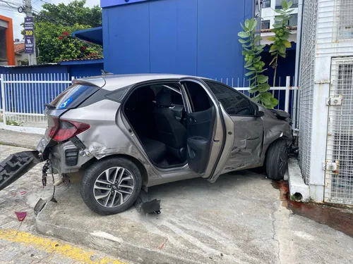 
				
					Tentativa de assalto a carro-forte termina em tiroteio e pessoas feridas, em Campina Grande
				
				