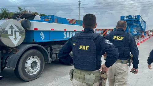 
				
					PRF interrompe transporte de transformador para parque eólico na Paraíba
				
				