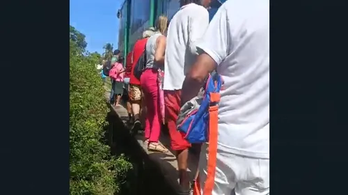 
				
					Trem sai dos trilhos em João Pessoa e passageiros seguem a pé pelo acostamento
				
				