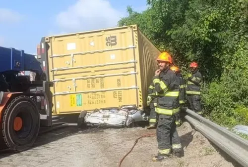 
				
					Três paraibanos morrem após carro ser esmagado por contêiner de carreta em SP
				
				