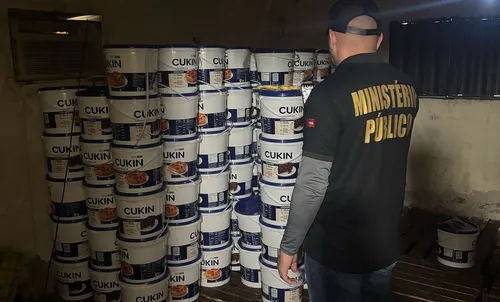 
				
					Três pessoas são presas e fábrica é interditada por falsificação de manteiga da terra, no Sertão
				
				