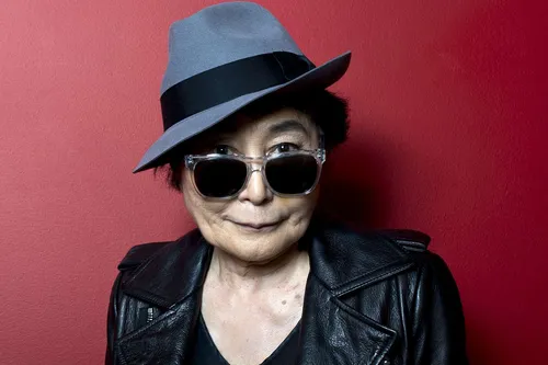 
				
					Yoko Ono falou comigo pelo whatsapp!
				
				