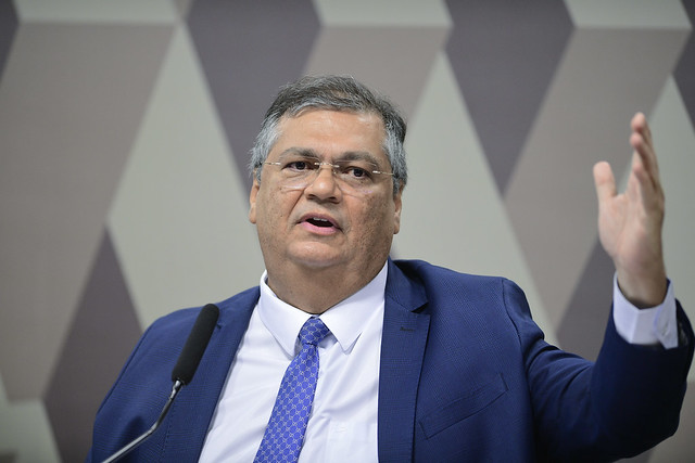 Dino cita Chico César em crítica a Fachin durante sessão tensa no STF