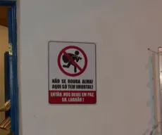 Academia Paraibana de Letras instala placa com pedido a assaltantes para evitar roubos