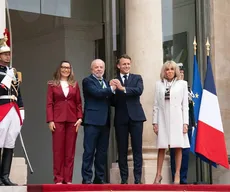 Com música de Seu Pereira, presidente Macron agradece visita de Lula à França