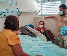 Filha aprende a tocar sanfona para homenagear pai sanfoneiro internado em hospital